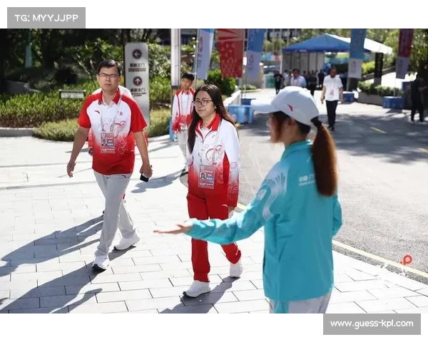 总决赛赛场内外：球员互动交流，球迷热情参与